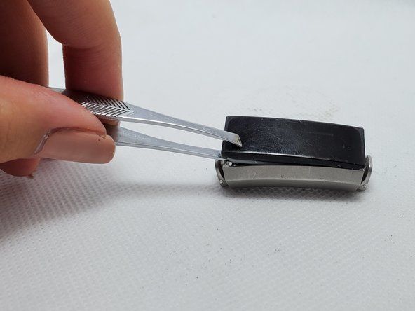 このステップには大きな力が必要です。かみそりの刃を使用して、スクリーンカバー/金属ケーシングの長さに沿ってスライドさせると役立つ場合があります。' alt=