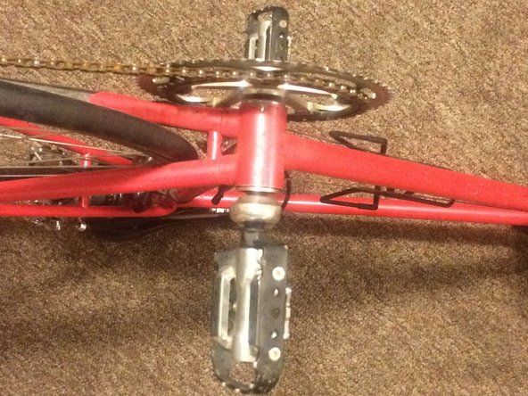 緩んだ自転車のペダルを修理し、損傷をチェックする方法' alt=