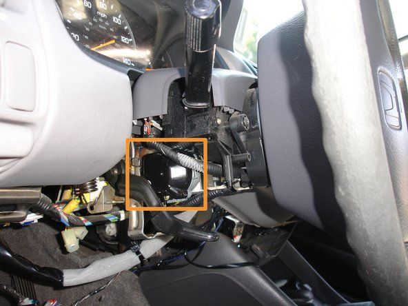 Skjut ned det nedre rattstångsskyddet från topplocket, så att du får tillgång till den elektriska delen av tändningslåset.' alt=