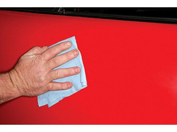 Wykończ lekko polerowaniem ręcznym, aby usunąć resztki pasty. Postępuj zgodnie z woskiem samochodowym.' alt=