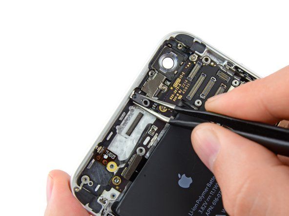 Usa un paio di pinzette per afferrare saldamente la clip di plastica e rimuoverla dall'iPhone.' alt=