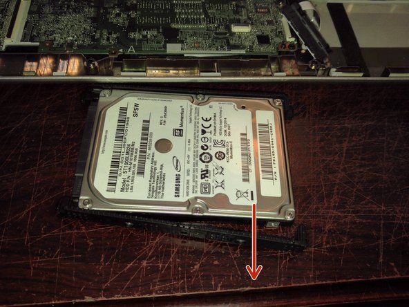 Εάν ο σκληρός δίσκος σας διαθέτει πλαστικό αυτοκόλλητο πάνω από το PCB και έχει εγκατασταθεί SSD, τοποθετήστε το στο πλαίσιο σε περίπτωση που εγκατασταθεί αργότερα ένας παραδοσιακός σκληρός δίσκος.' alt=