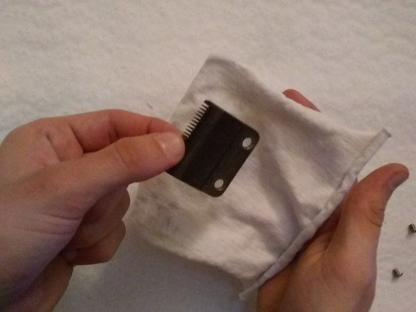 清潔な糸くずの出ないタオルを取り、ブレードを乾かします。乾燥しながら、軽い圧力を加えてブレードを全方向にこすります。これにより、残留物が除去され、ブレードが磨かれます。' alt=
