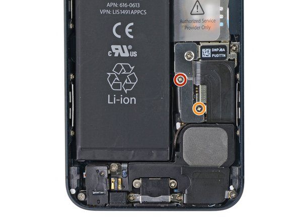 Odstranite naslednja dva vijaka, s katerimi je kovinski nosilec konektorja baterije pritrjen na logično ploščo:' alt=