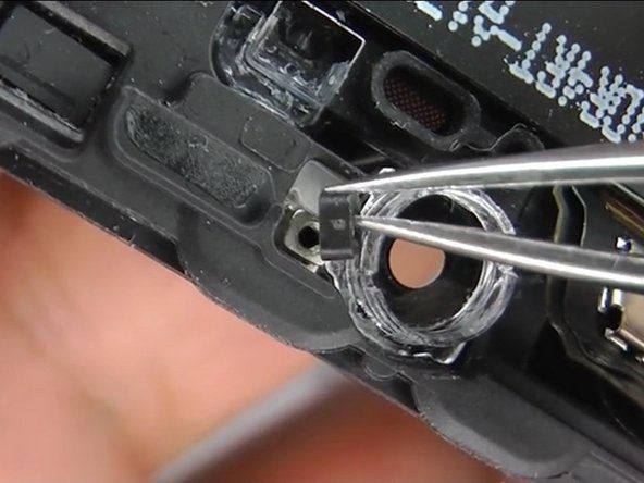上部のネジの金属ブラケットの下に、小さな黒いプラスチックのスペーサーがあります。上部のネジは金属製のブラケットを通り、次にこのプラスチック製のスペーサーを通ります。' alt=
