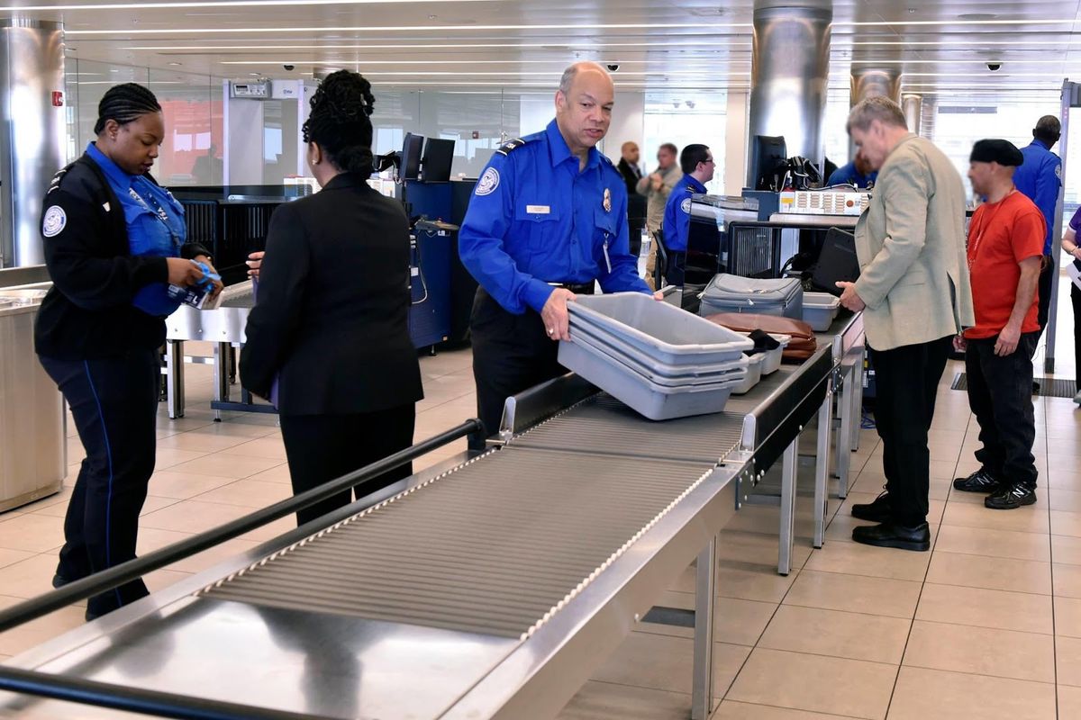 TSA sigurnosni vod, s tadašnjim tajnikom uprave koji radi na liniji.' alt=
