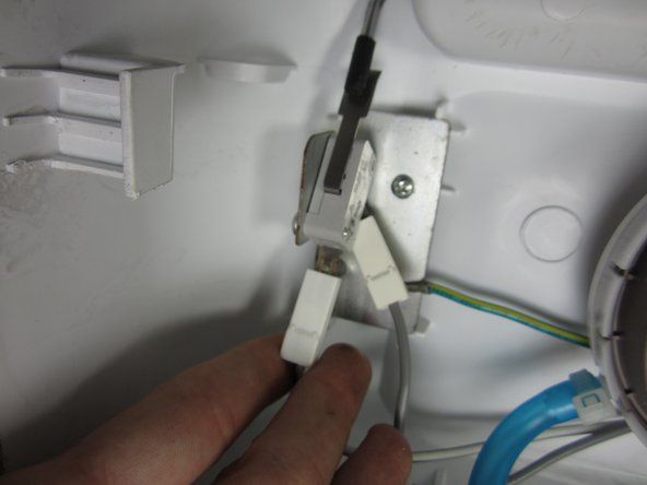 リッドスイッチに接続されている2本のワイヤーを慎重に抜きます。' alt=