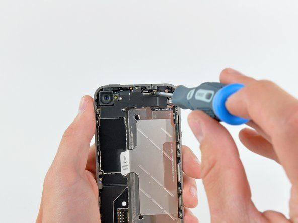 Không có tấm chắn EMI nào ngăn cản chúng ta và các bộ phận bên trong của iPhone 4 này!' alt=