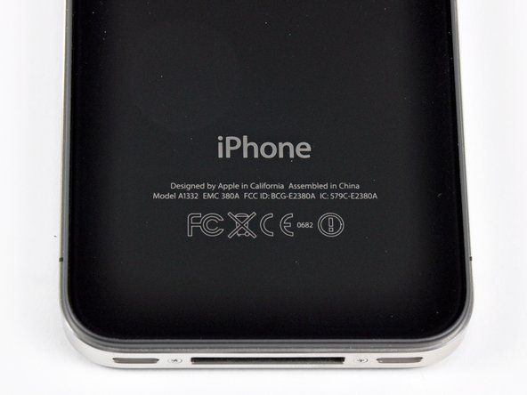 Vispirms iPhone: Interesanti, ka atmiņas ietilpība nav iegravēta iPhone 4 ārējā korpusā.' alt=