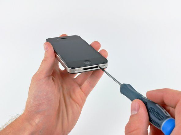 Giống như iPhone 3G và 3GS, có hai con vít Phillips # 000 màu bạc ở dưới cùng của điện thoại. Lưu ý: các thiết bị cầm tay iPhone 4 mới hơn sử dụng vít 5 điểm & quotpentalobe & quot để thay thế, yêu cầu sử dụng tuốc nơ vít đặc biệt.' alt=