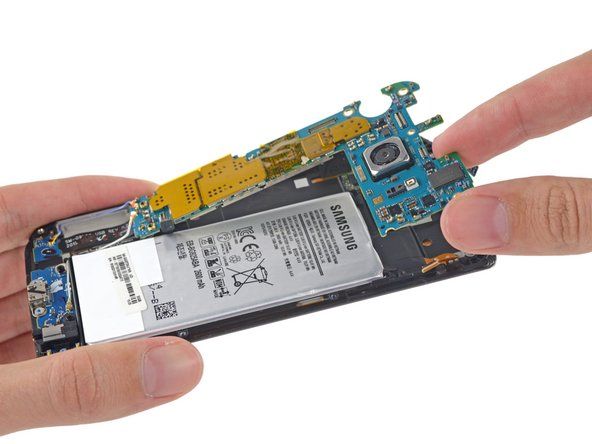 Avec tous ses connecteurs sautés, la carte mère est presque libre de l'écran - elle partage la même connexion de carte d'E / S bancale et inversée que nous avons vue pour la première fois dans le Galaxy S5.' alt=