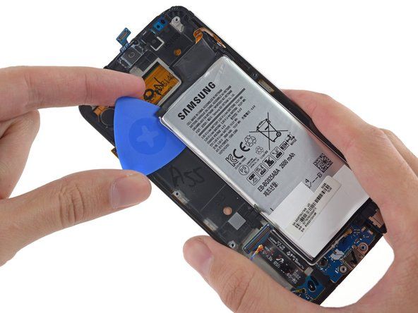 Sklenená zadná strana a tvrdošijne nalepená batéria? Samsung, bol si s Apple?' alt=