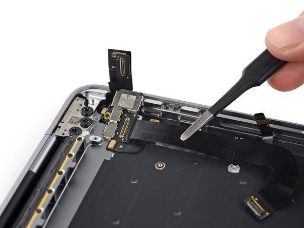 Appleは、タッチバーのエントリポイントにP2ペンタローブネジをたたくことで、クールな技術を主張しているようだ。' alt=