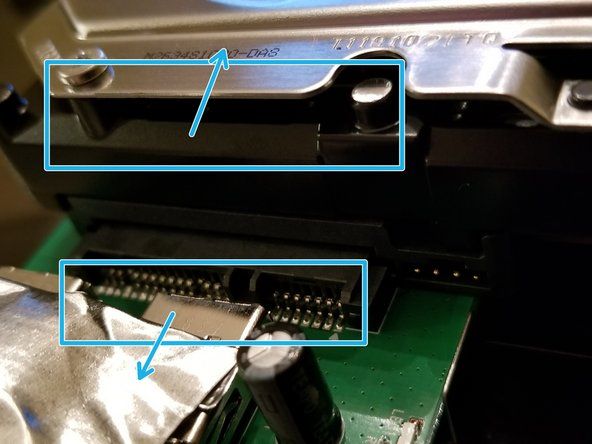Bước cuối cùng là trượt ổ đĩa ra khỏi nơi bo mạch cắm nguồn sata và sata vào ổ đĩa (Xem Hình 1).' alt=