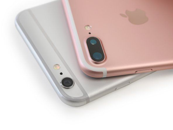 Bagi mereka yang lebih cenderung ke sisi gelap, Apple kini menawarkan versi hitam matte hitam dan tergores dari iPhone 7 Plus, selain warna perak, emas, dan emas mawar yang sudah ada.' alt=