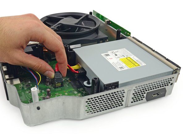 Keuntungan lain untuk perbaikan, drive Blu-ray / DVD terhubung ke motherboard melalui konektor data SATA.' alt=