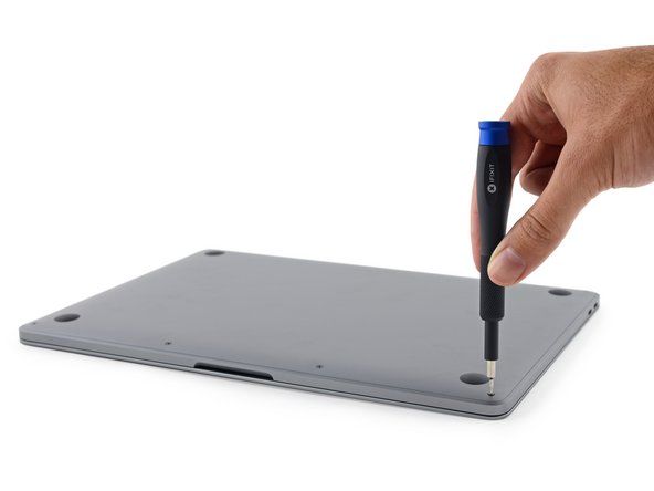 MacBook 노트북에서 독점적 인 pentalobe / 펜타 로브 나사를 6 년 동안 제거한 후 눈을 감고이 노트북 뒷면에서 6 개 나사를 제거 할 수 있습니다.' alt=