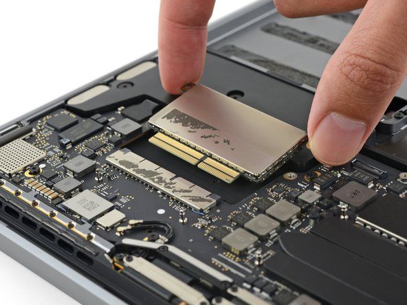 Secondo Apple, sappiamo che l'SSD stesso utilizza un'interfaccia PCIe ad alta velocità, ma questo fattore di forma e configurazione dei pin sembrano nuovi.' alt=