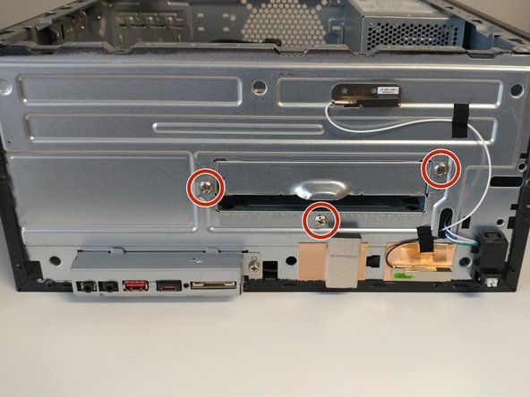 Odskrutkujte 3 skrutky na prednej strane skrinky držiace v klietke disku.' alt=