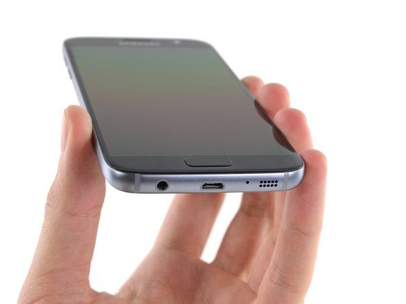 Paljudel uutel juhttelefonidel (Nexus 6P, LG G5, OnePlus 2) on tüüp C, ehkki vähesed kasutavad pistiku energiat täielikult.' alt=