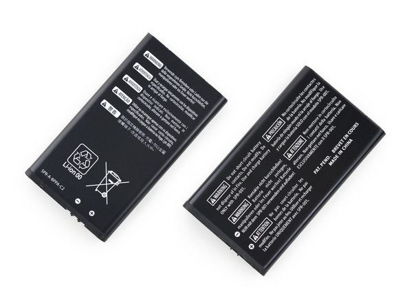 Bal oldalon található az Új 3DS XL akkumulátor, jobb oldalán a & quotold & quot 3DS XL akkumulátor található.' alt=