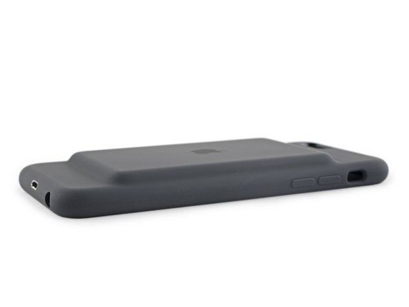 La part posterior de la funda de la bateria compta amb la seva característica més important: una motxilla per a l’iPhone 4.' alt=