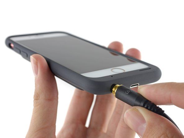 스마트 배터리는 충전하고 데이터를 iPhone으로 전달하기 위해 자체 외부 Lightning 커넥터가 필요하지만 3.5mm 헤드폰 잭 연결은 구멍 형태로 제공됩니다.' alt=