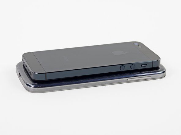 Az S4 5 hüvelykes full HD Super AMOLED kijelzővel rendelkezik, szemben az iPhone 5-tel' alt=