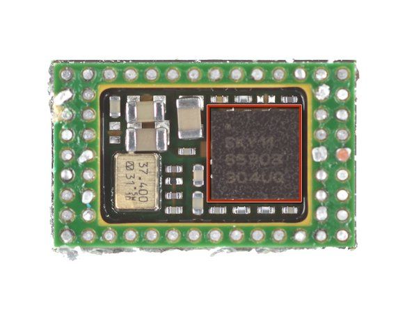 Atstarojot Broadcom moduli no mātesplates, tiek atklāts, ka tas atrodas zem tā: Skyworks SKY85303-11 2,4 GHz, 256 QAM WLAN / Bluetooth® priekšējā modulis.' alt=