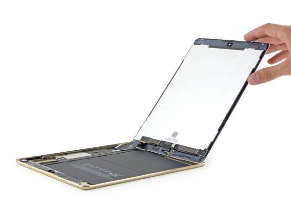 Setelah berjaya membuka iPad Air 2, kami segera perhatikan bahawa semua kabel paparan kini berada di tepi bawah.' alt=