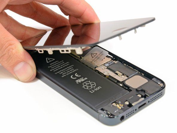 Επειδή το iPhone 5 είναι ανοιχτό εμπρός-πίσω, η αντικατάσταση μιας σπασμένης οθόνης θα είναι ευκολότερη από ποτέ. Ευχαριστώ, Apple!' alt=