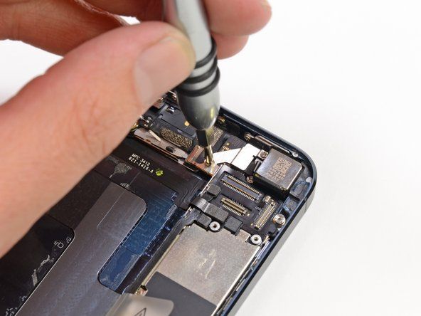 Az iPhone 5 belsejében mindenféle fém-fém érintkező található.' alt=
