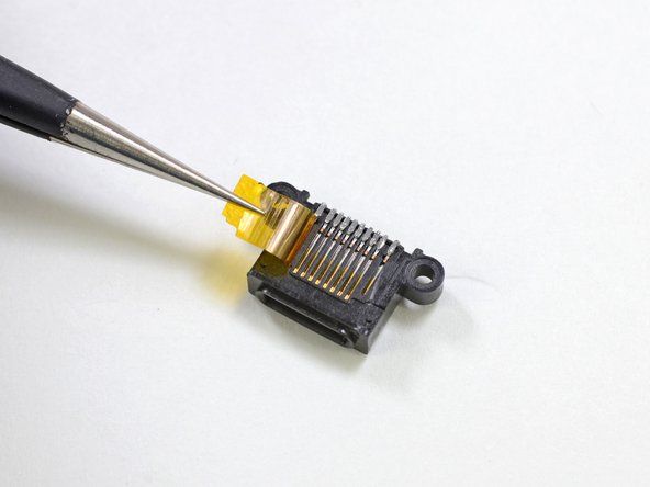 Penyiasatan lebih lanjut ke penyambung Lightning menunjukkan susunan pin dan klip yang kemas untuk menahan kabel di tempatnya.' alt=