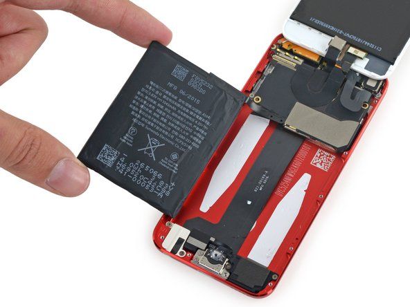 Dan ada yang ada! Sepertinya Touch baru mempunyai tab pelekat yang terkelupas untuk mengamankan bateri, kemas kini teknologi penjimatan bateri yang kita lihat di iPhone 5s. (Walaupun kita' alt=