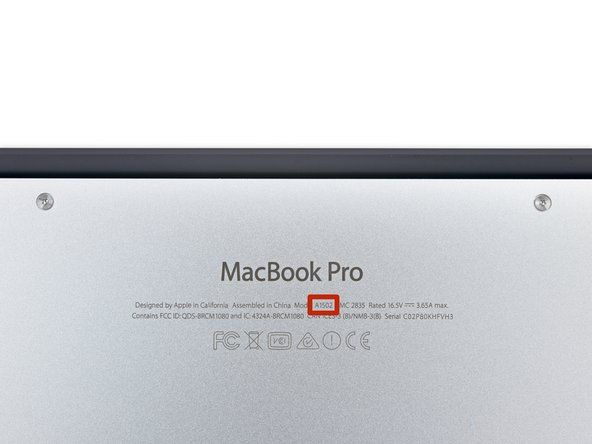 Kiire pilk alumisele paneelile ei näita üllatusi - see masin jagab A1502 tähist 2013. aasta lõpu MacBook Pro-ga.' alt=