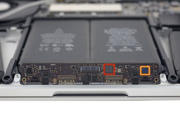 Apple memutuskan untuk memasangkan kabel terbesar ke papan pad jejak, yang bermaksud kami' alt=