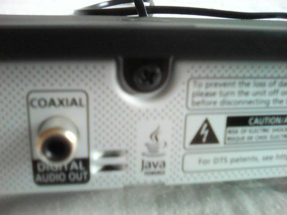 Pozițiile șuruburilor: una în centru (deasupra cafelei), una deasupra portului HDMI și asta' alt=