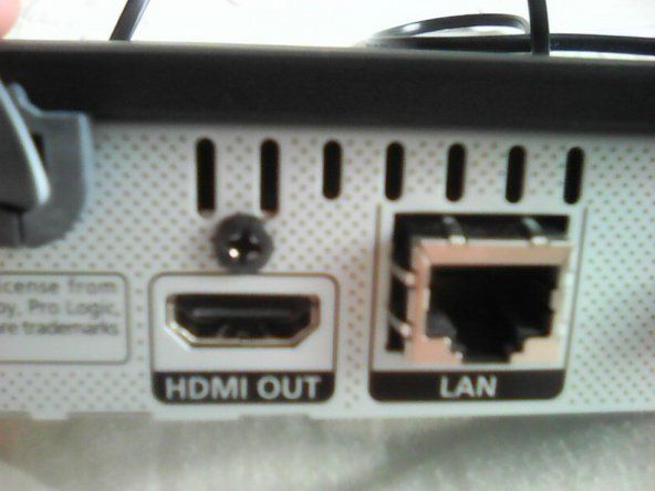 Pozițiile șuruburilor: una în centru (deasupra cafelei), una deasupra portului HDMI și asta' alt=
