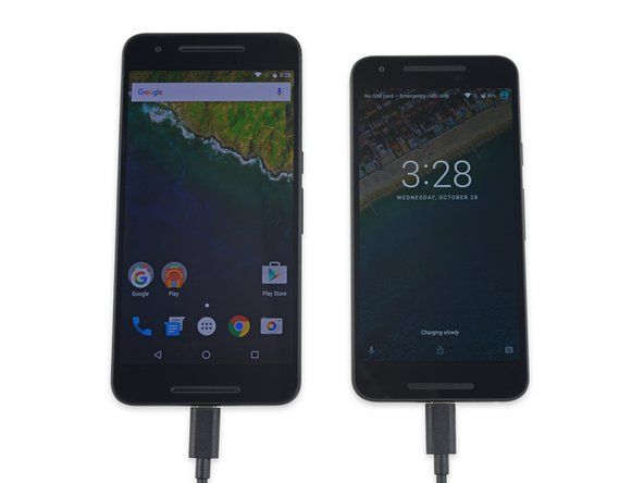 A 6P karcsúbb, 7,3 mm, szemben a 10,06 mm-rel a Nexus 6-on. 6 grammot is leborotvál, és 178 g-ot tesz ki. (Összehasonlításképpen: az iPhone 6s Plus 192 g-ra billenti a mérleget.)' alt=