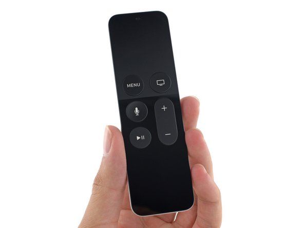 Se, den nye Siri Remote! Med doble mikrofoner, en Glass Touch-overflate og en Lightning-kontakt, er denne fjernkontrollen definitivt litt mer kompleks enn Apple Remote fra før.' alt=