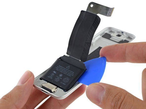 Se a Apple pode embalar um conector ZIF em um controle remoto minúsculo como este, por que a porta Lightning do iPad está soldada à placa lógica?' alt=