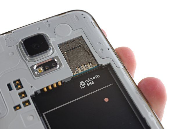 Samsung telah meletakkan dek yang memihak kepada kita - dek kad microSD + SIM, iaitu.' alt=