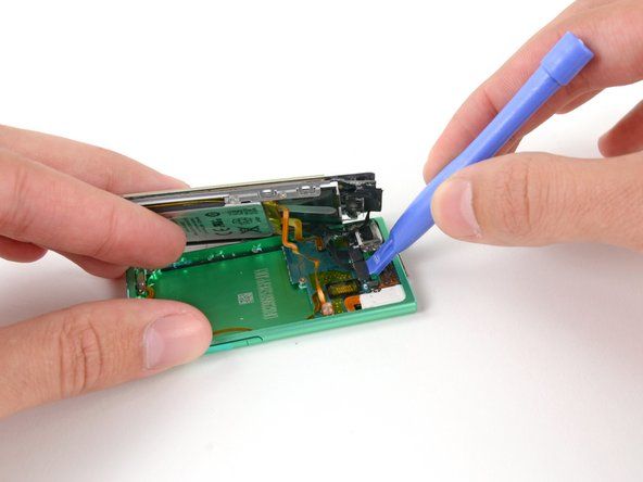 Divas ātras švīkas atvieno LCD un digitalizētāja kabeļus, starp abām ierīces pusēm atstājot tikai akumulatora kabeli kā galīgo nabassaites vadu.' alt=