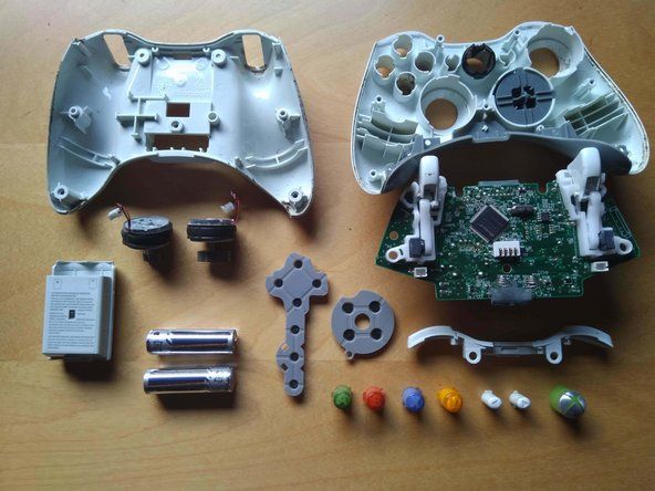 Και εδώ είναι το τελικό αποτέλεσμα: ένα πλήρως αποσυναρμολογημένο Xbox 360 Wireless Controller.' alt=