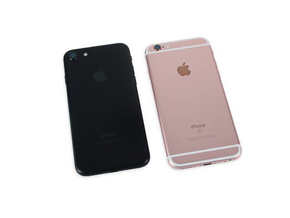 IPhone 7 delar exakta mått (138,3 mm × 67,1 mm × 7,1 mm) med sin föregångare, iPhone 6s - men har tappat lite och kommer på 138 gram jämfört med 143 gram på iPhone 6s.' alt=