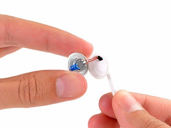 في حين أن جهاز التحكم عن بعد المحدث رائع ، فإن الابتكار الحقيقي في EarPods يكمن في السماعات.' alt=