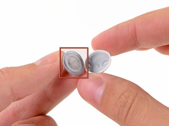 Stejně jako většina reproduktorů se reproduktory sluchátek EarPods skládají z membrány / kuželu, kmitací cívky, permanentního magnetu a skříně.' alt=