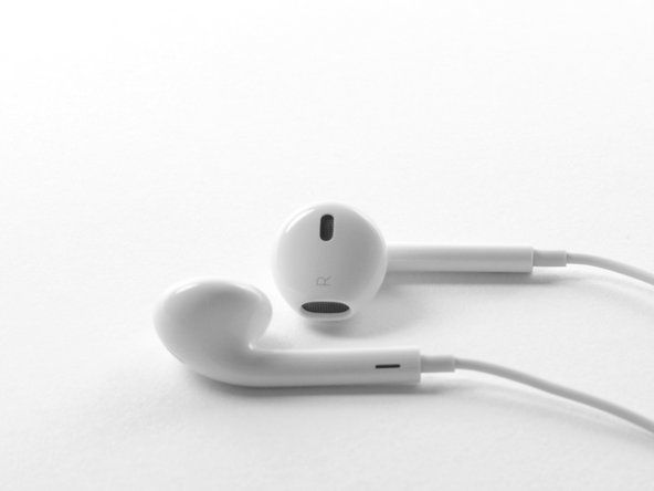 Den første ting, vi bemærker (og allerede vidste), er den helt nydesignede form af EarPods. Apple ser ud til at tro, at det ikke er klogere at klemme en perfekt rund øreproppe ind i dit øre end at prøve at passe en firkantet pløge gennem et rundt hul.' alt=