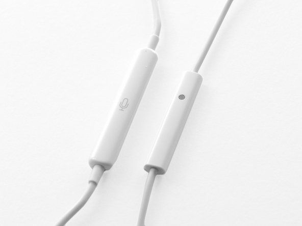 Apple had duurzaamheid in gedachten met de nieuwe EarPods. Let op het nieuwe ontwerp van de afstandsbediening (links), met grotere kabelomwikkeling bij de afstandsbediening dan de vorige oordopjes (rechts) om de spanning op de draden te verminderen.' alt=